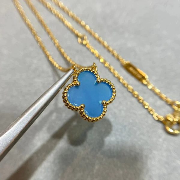 Clover Pendant Turquoise Necklace